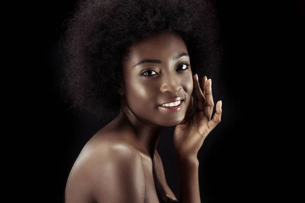 Retrato de cerca de una joven afroamericana aislada en negro - foto de stock