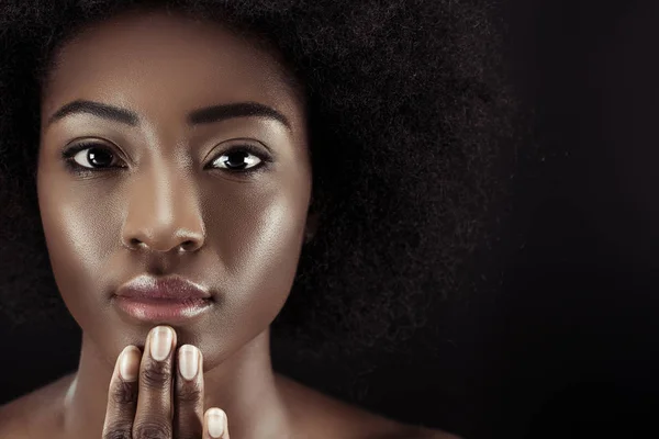 Ritratto ravvicinato di attraente donna afro-americana isolata sul nero — Foto stock