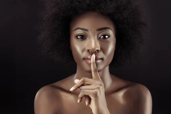 Mujer afroamericana mostrando gesto de silencio aislado sobre negro - foto de stock