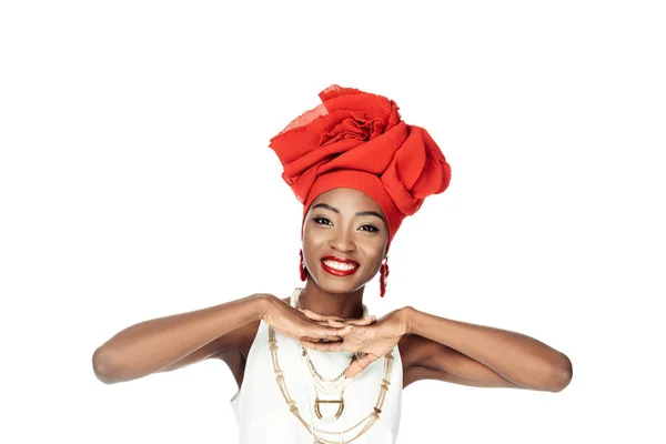 Femme afro-américaine souriante dans une enveloppe de tête de fil isolé sur blanc — Photo de stock