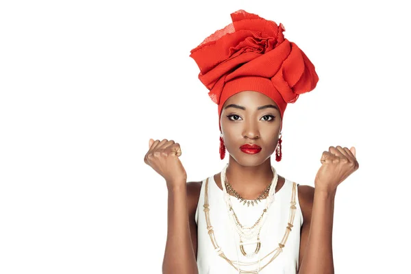 Élégante femme afro-américaine isolée dans une enveloppe de tête de fil et accessoires dorés sur blanc — Photo de stock