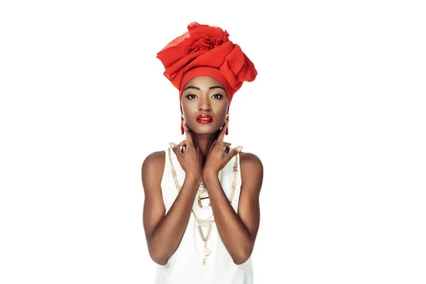 Красива афроамериканська жінка в обгортці голови дроту ізольована на білому — стокове фото
