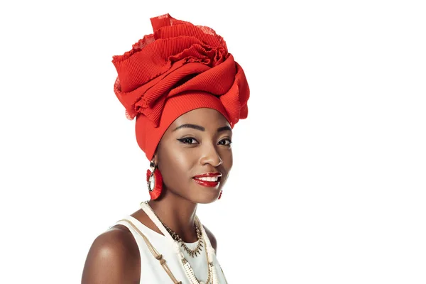 Jeune femme afro-américaine dans une enveloppe de tête de fil isolé sur blanc — Photo de stock