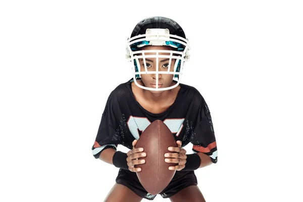 Jugador de fútbol americano femenino con pelota mirando a la cámara aislada en blanco - foto de stock