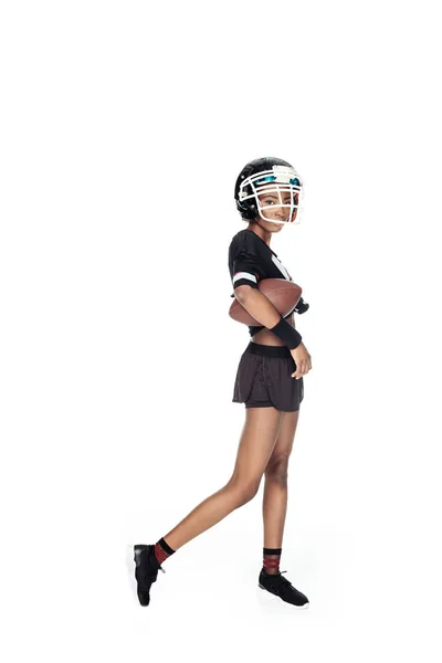 Futbolista americana femenina con balón y casco aislado sobre blanco - foto de stock