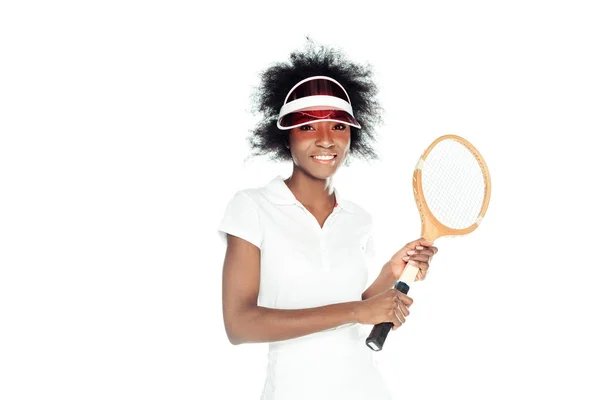 Счастливая юная теннисистка с ракеткой, изолированной на белом — стоковое фото