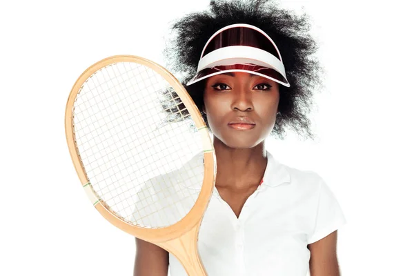 Теннисистка в кепке с ракеткой, изолированной на белом — стоковое фото