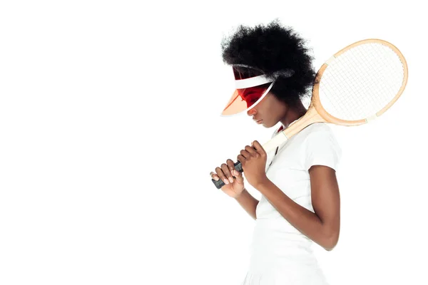 Vista laterale di tennista donna triste con racchetta isolata su bianco — Foto stock
