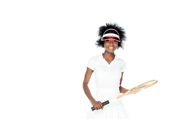 Jugadora de tenis feliz en ropa deportiva blanca con raqueta aislada en blanco - foto de stock