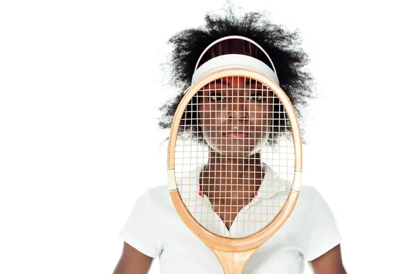 Tennista donna con racchetta davanti al viso isolata su bianco — Foto stock