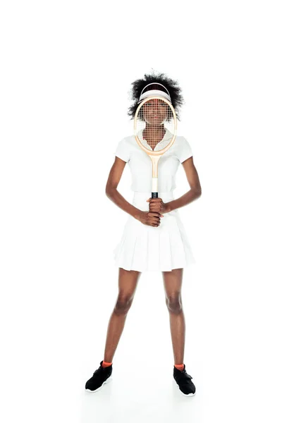 Joueuse de tennis en tenue de sport blanche avec raquette devant le visage isolé sur blanc — Photo de stock