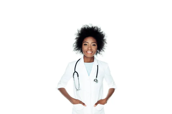 Junge Ärztin blickt isoliert auf weiße Kamera — Stockfoto