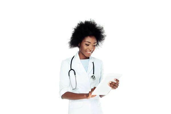 Молода жінка-лікар використовує планшет ізольовано на білому — стокове фото