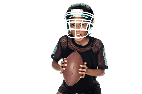 Louco gritando feminino americano jogador de futebol com bola isolada no branco — Fotografia de Stock