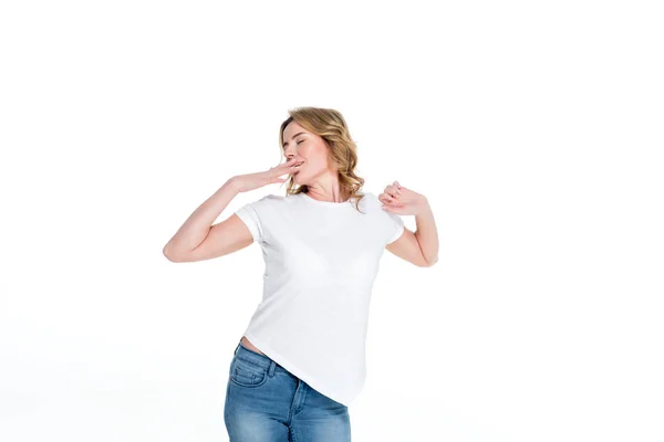Портрет привлекательной женщины зевающей изолированной на белом — стоковое фото