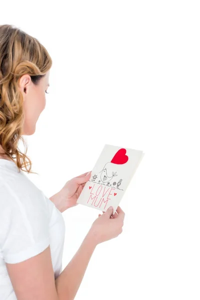 Visão parcial de mulher com cartão postal em mãos isoladas em branco, conceito de dia de mães — Fotografia de Stock