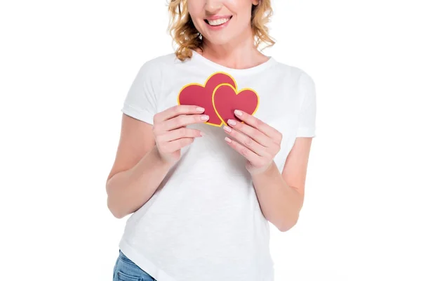 Частковий погляд на веселу жінку з листівками у формі серця ізольовані на білому, концепція дня святого Валентина — стокове фото
