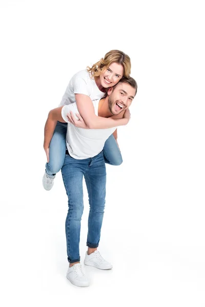 Excitado hombre piggybacking su novia, aislado en blanco - foto de stock