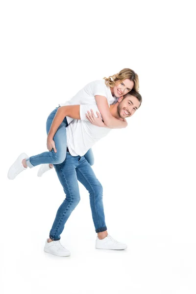 Bell'uomo cavalcando la sua fidanzata sorridente, isolato su bianco — Foto stock