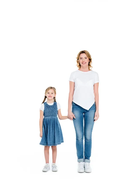 Sonrientes mamá y su hija tomados de la mano, aislados en blanco - foto de stock