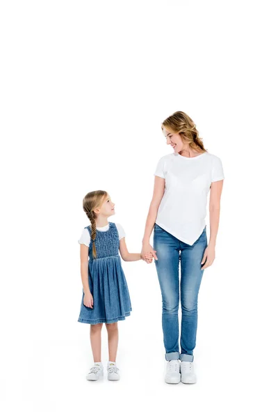 Felice madre e figlia che si tengono per mano, isolate su bianco — Foto stock