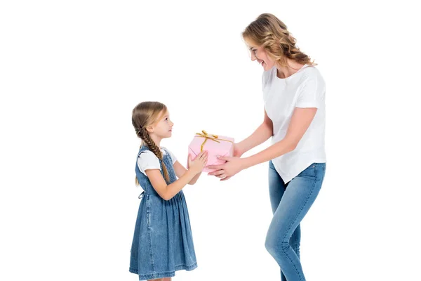 Madre e figlia con presente, isolata su bianco — Foto stock