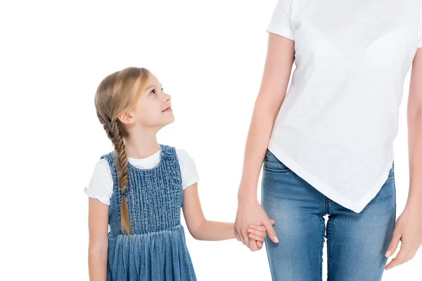Чарівна дочка тримає руки з матір'ю, ізольована на білому — стокове фото