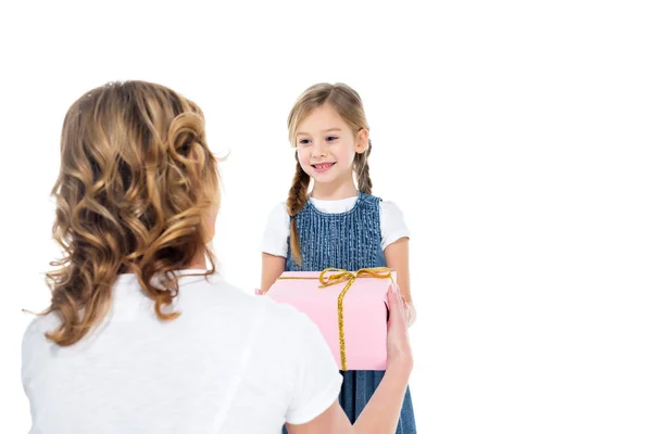 Mutter und glückliche Tochter mit Geschenkkarton, isoliert auf weiß — Stockfoto