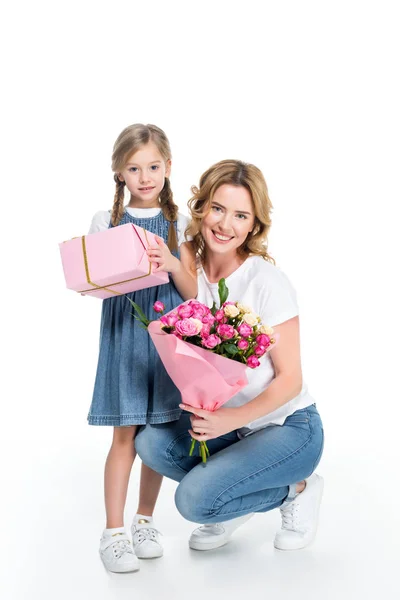 Mother and daughter with gift and bouquet of flowers, isolated on white — Stock Photo