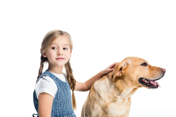 Adorable enfant avec chien golden retriever, isolé sur blanc — Photo de stock