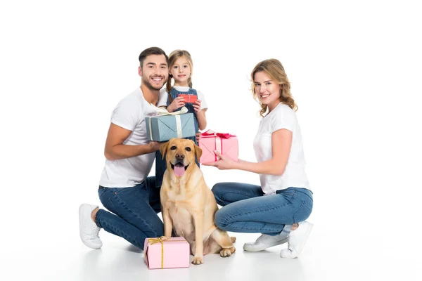 Famiglia felice e cane con regali, isolato su bianco — Foto stock