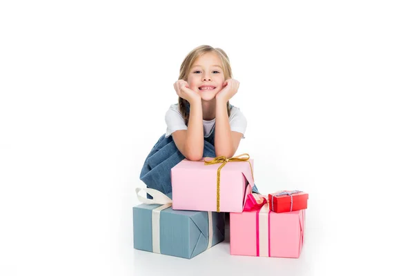 Adorabile bambino allegro con scatole regalo, isolato su bianco — Foto stock