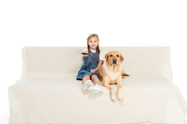 Bambino e cane guardando la tv sul divano, isolato su bianco — Foto stock