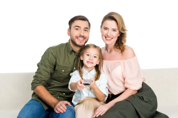 Sorrindo família assistindo tv juntos isolado no branco — Fotografia de Stock