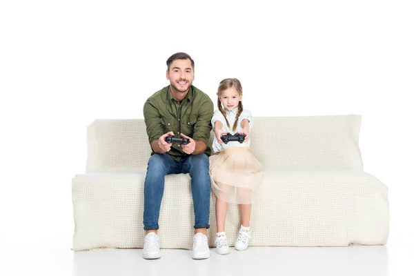 Souriant père et fille jouer jeu vidéo ensemble isolé sur blanc — Photo de stock