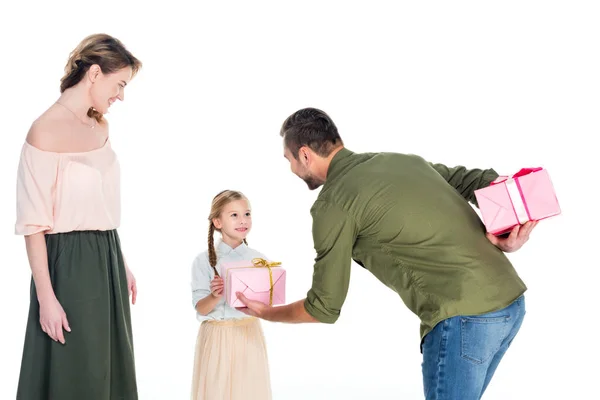 Hombre presentando regalos a la familia aislado en blanco, concepto de día internacional de la mujer - foto de stock