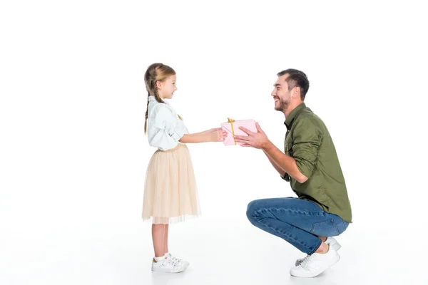 Seitenansicht des Vaters, der seiner kleinen Tochter ein Geschenk überreicht, isoliert auf weißem, internationalem Frauentag-Konzept — Stockfoto