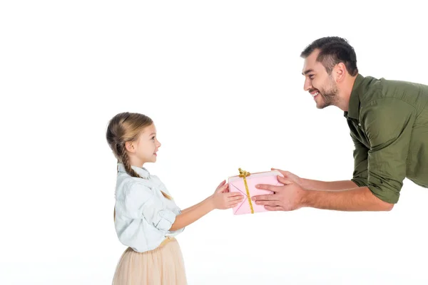 Вид збоку батька подарунок маленькій доньці ізольовано на білому, міжнародна концепція жіночого дня — стокове фото