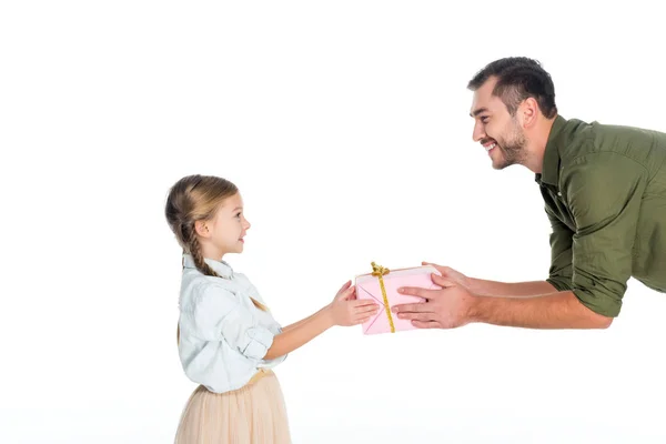 Visão lateral do pai apresentando presente a filha pequena isolada no conceito de dia de mulheres branco, internacional — Fotografia de Stock