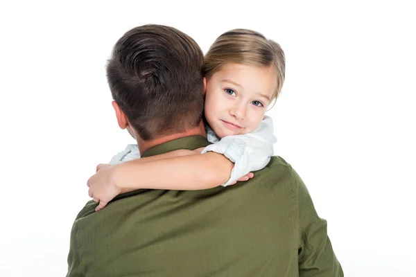 Petite fille câlin père isolé sur blanc — Photo de stock