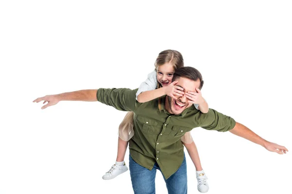 Pai feliz e filha piggybacking juntos isolados em branco — Fotografia de Stock