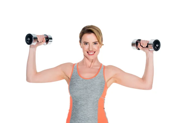 Retrato de mujer sonriente en ropa deportiva haciendo ejercicio con mancuernas aisladas en blanco - foto de stock