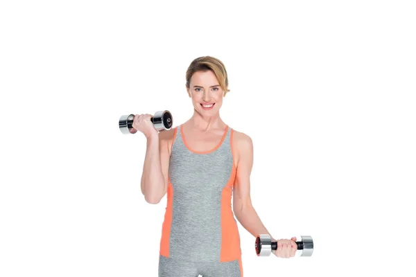 Retrato de mujer sonriente en ropa deportiva haciendo ejercicio con mancuernas aisladas en blanco - foto de stock