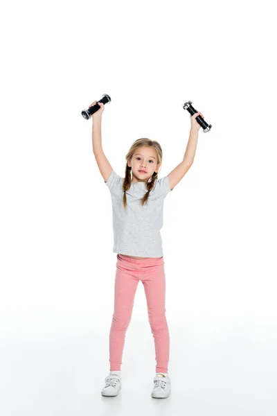 Niño en ropa deportiva haciendo ejercicio con mancuernas aisladas en blanco - foto de stock