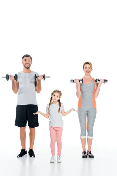 Padres deportivos e hija con mancuernas aisladas en blanco - foto de stock