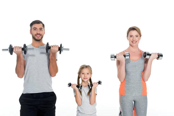 Porträt sportlicher Eltern und Tochter mit Hanteln auf weißem Untergrund — Stockfoto