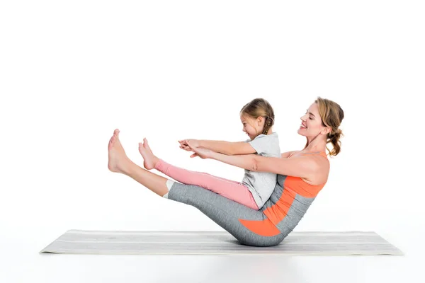 Sport madre e figlia esercizio insieme isolato su bianco — Foto stock