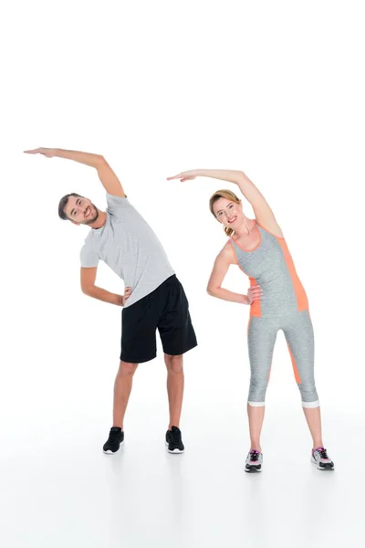 Sportliches Paar beim gemeinsamen Training isoliert auf Weiß — Stockfoto