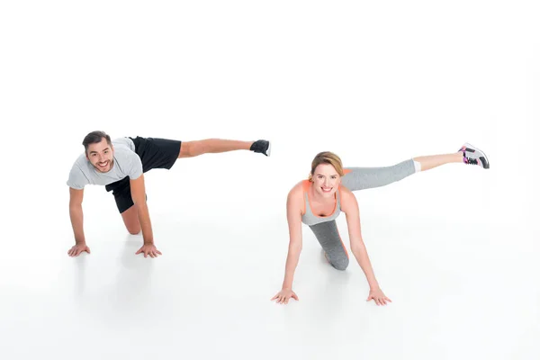 Sport coppia esercizio insieme isolato su bianco — Foto stock