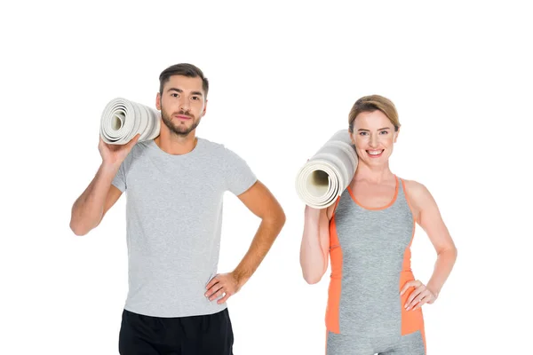 Retrato de pareja atlética con colchonetas de yoga aisladas en blanco - foto de stock